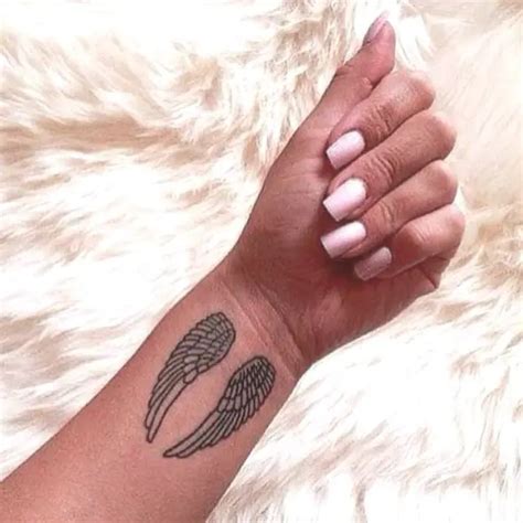 32 Small Feather Tattoo That Will Make You Want To Get Inked