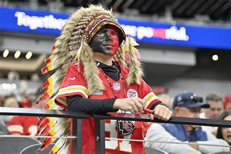 Young Chiefs fan and dad respond to ‘blackface’ accusations: 'Never ...