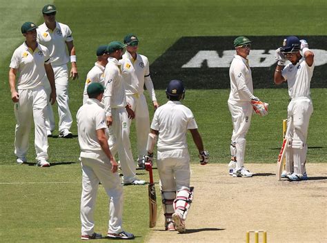 The Australians come up to check on Virat Kohli | ESPNcricinfo.com