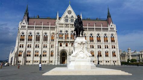 Hungarian Parliament Building : Budapest Hungary | Visions of Travel