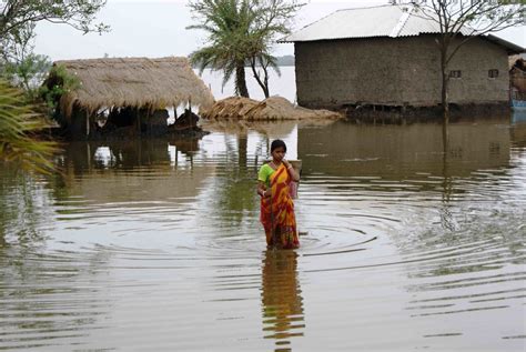 Flood Waters & Daily life - lady trying to reach home | Flickr