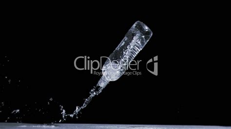 Water spilling out in super slow motion from a bottle: Lizenzfreie Stock Videos und Clips