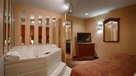 25 Hotels with Hot Tub in Room in Branson, MO