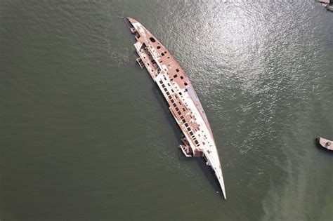 Decaying yacht of Saddam now leisure spot for fishermen | Daily Sabah