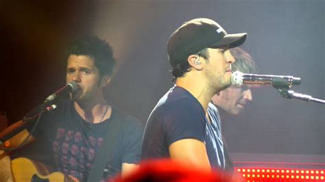 Luke Bryan - Play It Again (Live) - YouTube