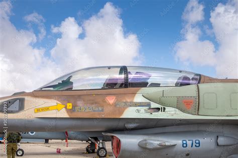 The cockpit of F-16 "Fighting Falcon" fighter jet plane Stock Photo ...