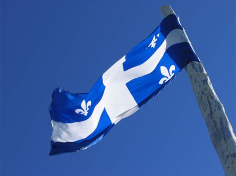 File:Drapeau du Québec au vent (Quebec flag flying in the wind).jpg ...