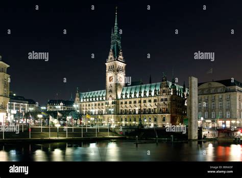 Deutschland, Hamburg, Rathaus bei Nacht Stockfotografie - Alamy