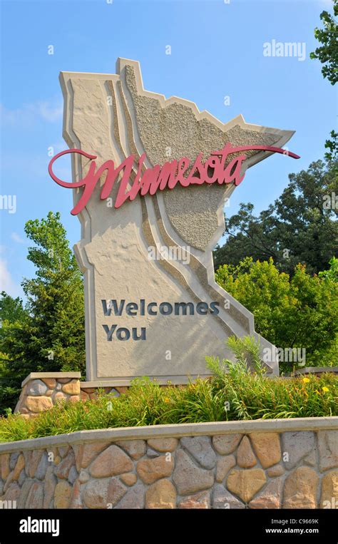 Minnesota state welcome sign on interstate 35 from Iowa Stock Photo - Alamy