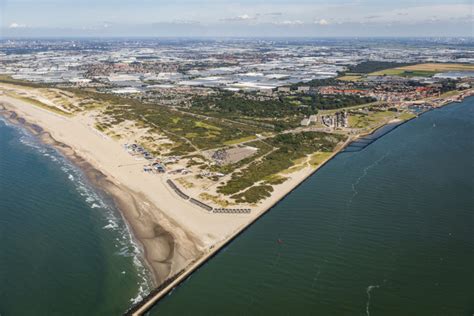 Het strand van Hoek van Holland gezien vanuit de lucht • Rotterdam. Make it Happen.