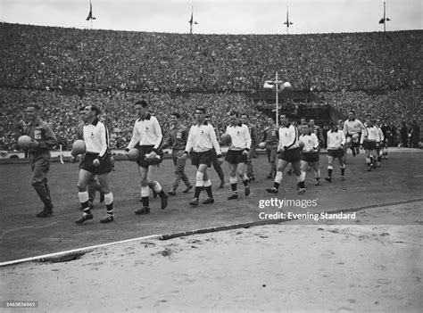 Leicester and Spurs footballers on the Wembley pitch ahead of the ...