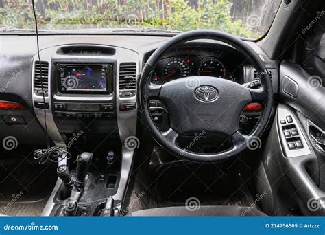 Toyota Land Cruiser Prado 120 Editorial Image - Image of board, brand: 214756505