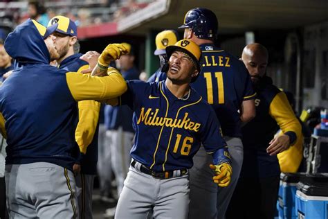 WATCH: Kolten Wong homers 3 times as Brewers beat Reds 5-1 – WKTY