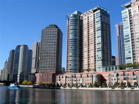 File:Chicago River buildings (DDima).jpg - Wikipedia