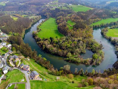 Vista aérea de los meandros del río Navia en Asturias, España. 2022