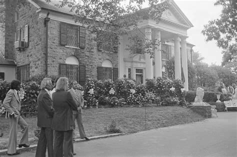 Fans arrived at Graceland for a public viewing of Elvis's casket. | 12 ...