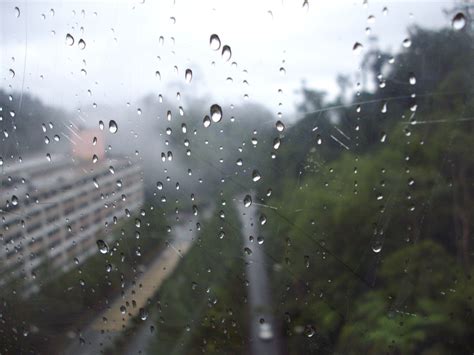 File:View from the Genting cable car in misty rainy weather.JPG