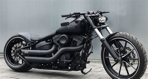 Harley-Davidson Breakout Looks Menacing In Matte Black