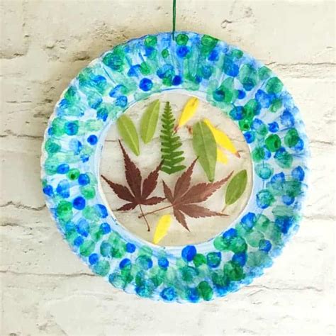 Suncatcher craft for kids with paper plates and leaves