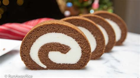 Chocolate Roll Cake (Banh Cuon Chocolate) - Easy Recipe with Video - RunAwayRice