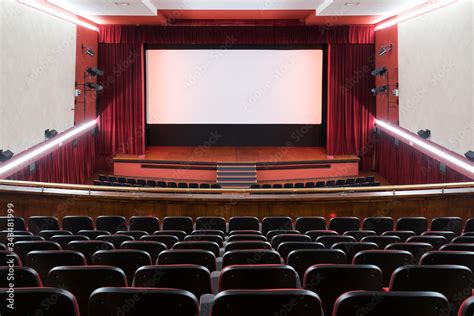 Foto de Inside of movie theatre with empty seats and stage do Stock ...