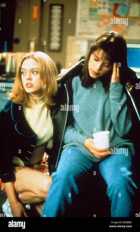 SCREAM (1996) ROSE McGOWAN, NEVE CAMPBELL SRM 092 Stock Photo - Alamy