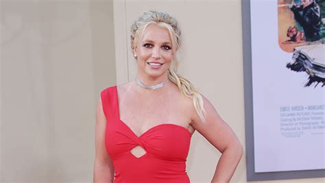 Britney Spears Shows Off Lingerie in Steamy New Video - Telusuko