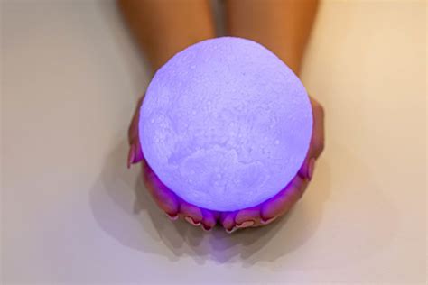 Full purple moon night light in the hands of a woman (Flip 2019) - Creative Commons Bilder