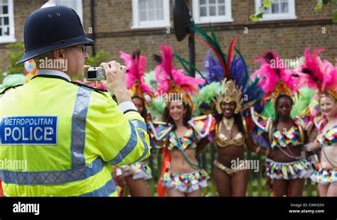 Paraiso School of Samba at Notting Hill Carnival, police officer taking ...