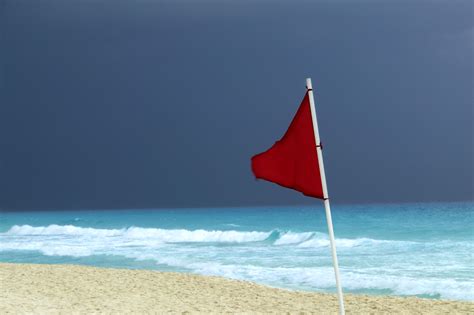 Beach Warning Flags: Stay Safe on the Beach in Mexico