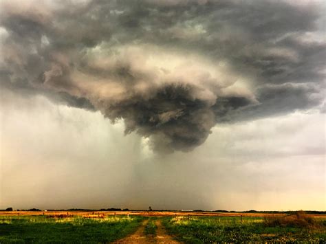 I spotted this cloud formation yesterday in Edmonton. [OC] [3552 x 2664 ...