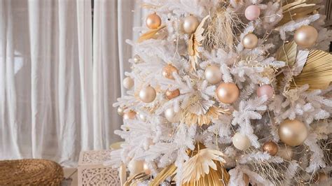 How to Decorate a White Christmas Tree Like a Pro