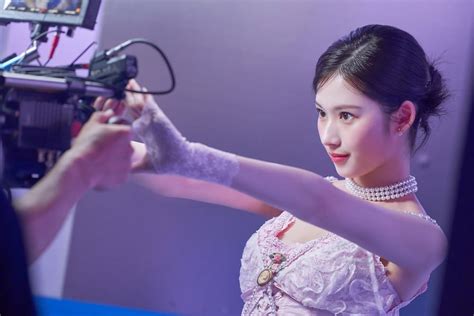 TWICE reveal behind-the-scenes photos from their ‘Talk that Talk’ M/V ...