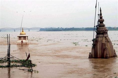 Varanasi Flood News: Water level in River Ganga rises | Zee News