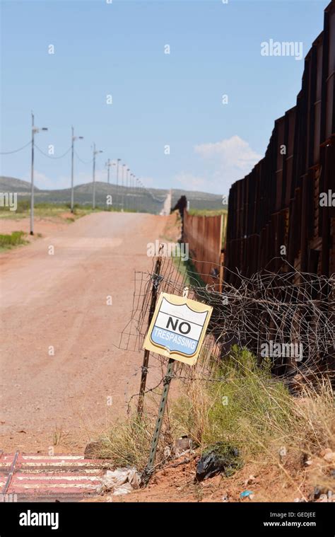 The border between Naco, Arizona, USA and Naco, Sonora, Mexico is ...