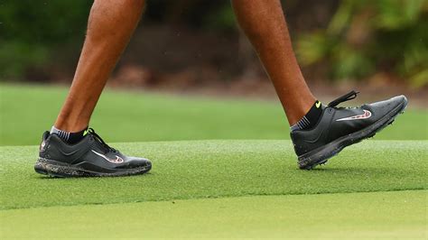 What golf shoes does Tiger Woods wear? - GolfGETUP