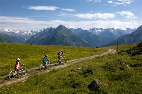 Mayrhofen Summer - Sommer in Mayrhofen im Zillertal : Mayrhofen is a skiing resort in austria.