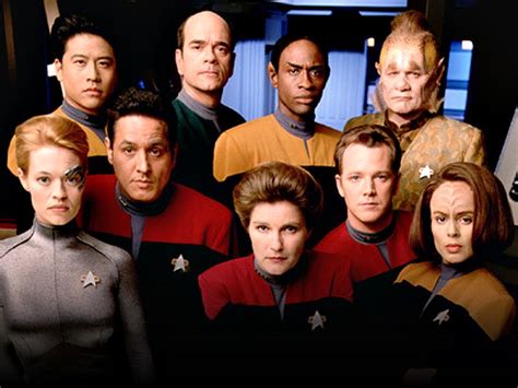 Star Trek Voyager Crew Wallpaper 800600 Star Trek Wallpaper