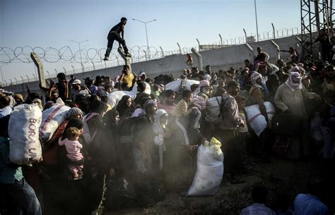 Powerful Images Show Syrians Fleeing Border Fighting Into Turkey | Time