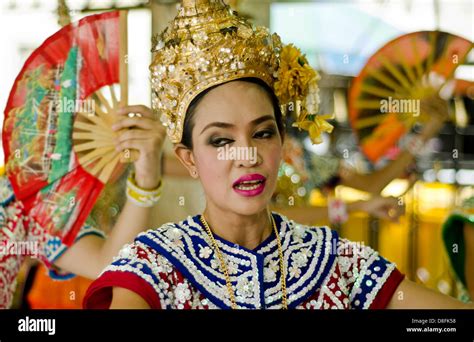 Thai traditional dance at Erawan shrine in Bangkok Stock Photo - Alamy