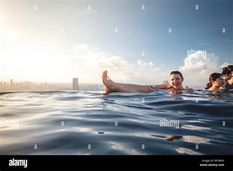 The wonderful rooftop infinity pool in Singapore Stock Photo - Alamy