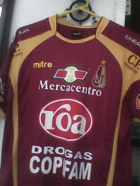 Deportes Tolima Home football shirt 2011. Sponsored by Roa