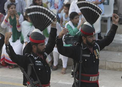 Pakistan turns beating retreat ceremony at Wagah into show of strength | india-news | Hindustan ...