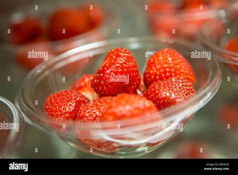 Strawberries and cream wimbledon hi-res stock photography and images - Alamy