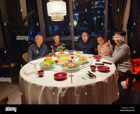 Chinese restaurant family hi-res stock photography and images - Alamy