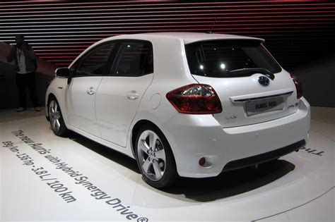 Two hatchback hybrids from Toyota (photos) - CNET