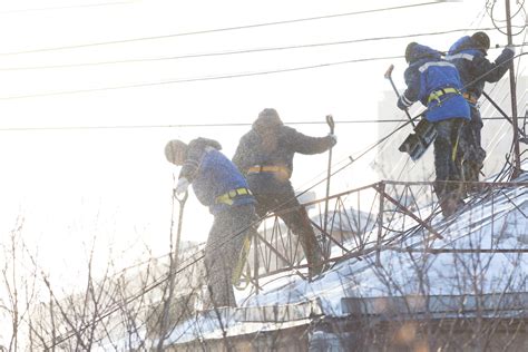 A Homeowner’s Guide to Roof Snow Removal