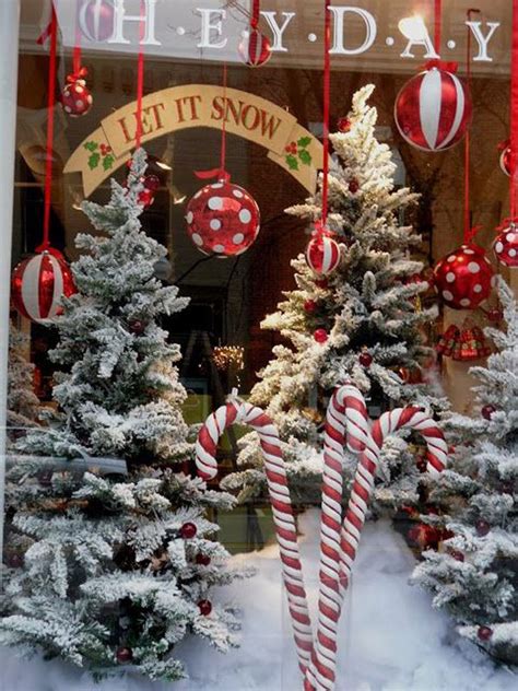 35 Wonderful Christmas Window Display Ideas On A Budget | HomeMydesign | Christmas window ...