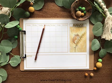 Cute! August Undated Calendar with Animal {FREE PRINTABLE DOWNLOAD!} - The Art Kit