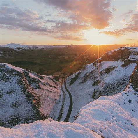 Winnats Pass winter sunrise // Landscape photography in UK